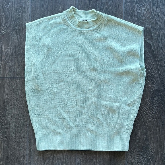 Uniqlo U mint green knit vest - Picture 1 of 3